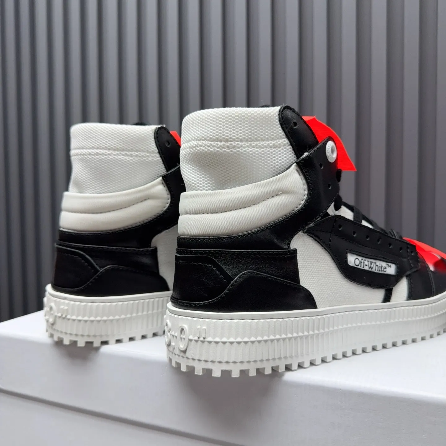 Men's shoes💰740 OFF WHITE ⚡️Couple style⚡️The latest spring style street casual shoes, released with the highest quality version on the market👊Series original mold opening, original lasting, production technology 1:1 original version➰🔜The best choice for more and more celebrities and Internet celebrities🔸In the classics Changes in the code🔸Innovate in the trend🔸Strive to break away from the shackles of bad street design🔝Although he is not the originator of fashion design, he is definitely a shining dark horse in avant-garde design🐴🆙Do not follow the trend🔅Not universal beauty🔅 Fabric💯First-layer cowhide Lining💯Imported skin-friendly and environmentally friendly polyester mesh Foot pads💯Original molded high-elastic environmentally friendly molding pads Midsole💯Made with original last-last technology Outsole💯Rubber outsole Packaging💯Official website synchronizes full set of packaging (brand wrapping paper, brand certificate, brand cloth bag) Code numbers 35-44, 45 46 Customized